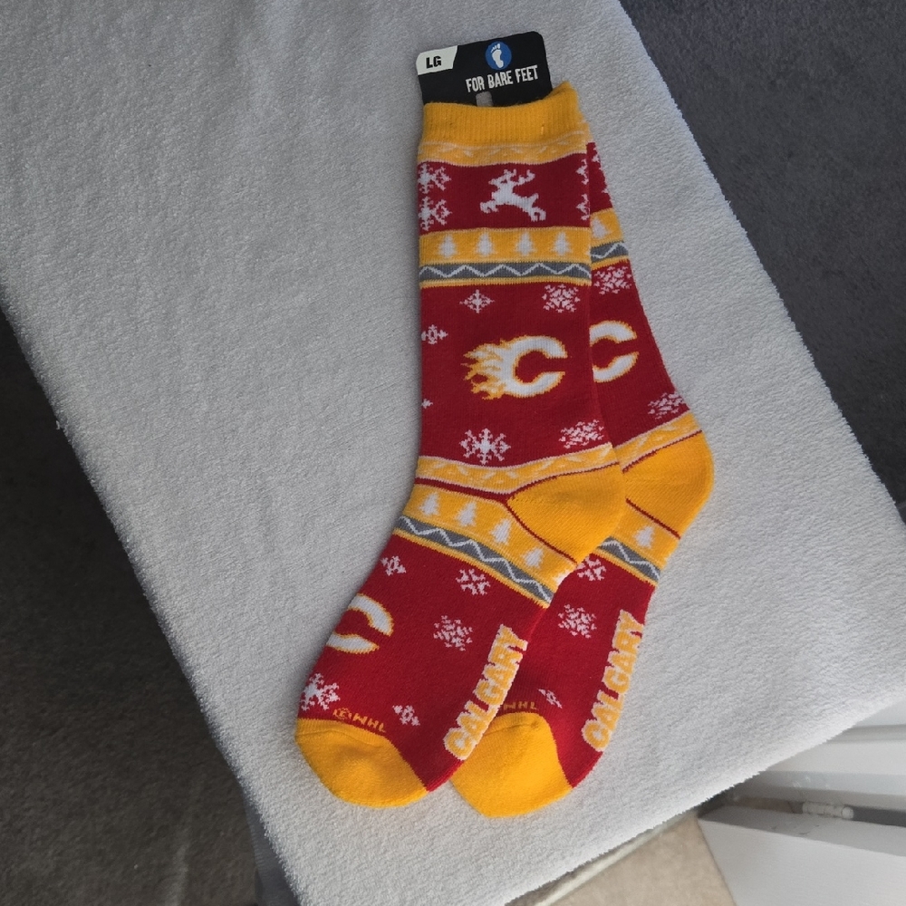 NWT NHL Calgary Flames Holiday "Ugly Christmas Sweater" Socks - Size Large